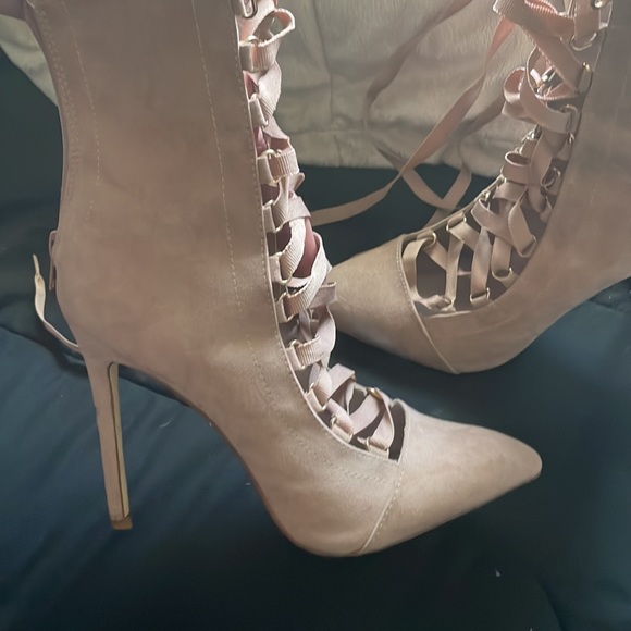 New barely used sexy tie up heels size 9 but for an 8 because of the pointy toe - Picture 5 of 7